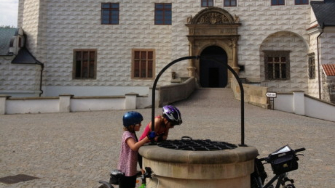 Pardubice - fietsen met kinderen Elberoute bron - Praag
